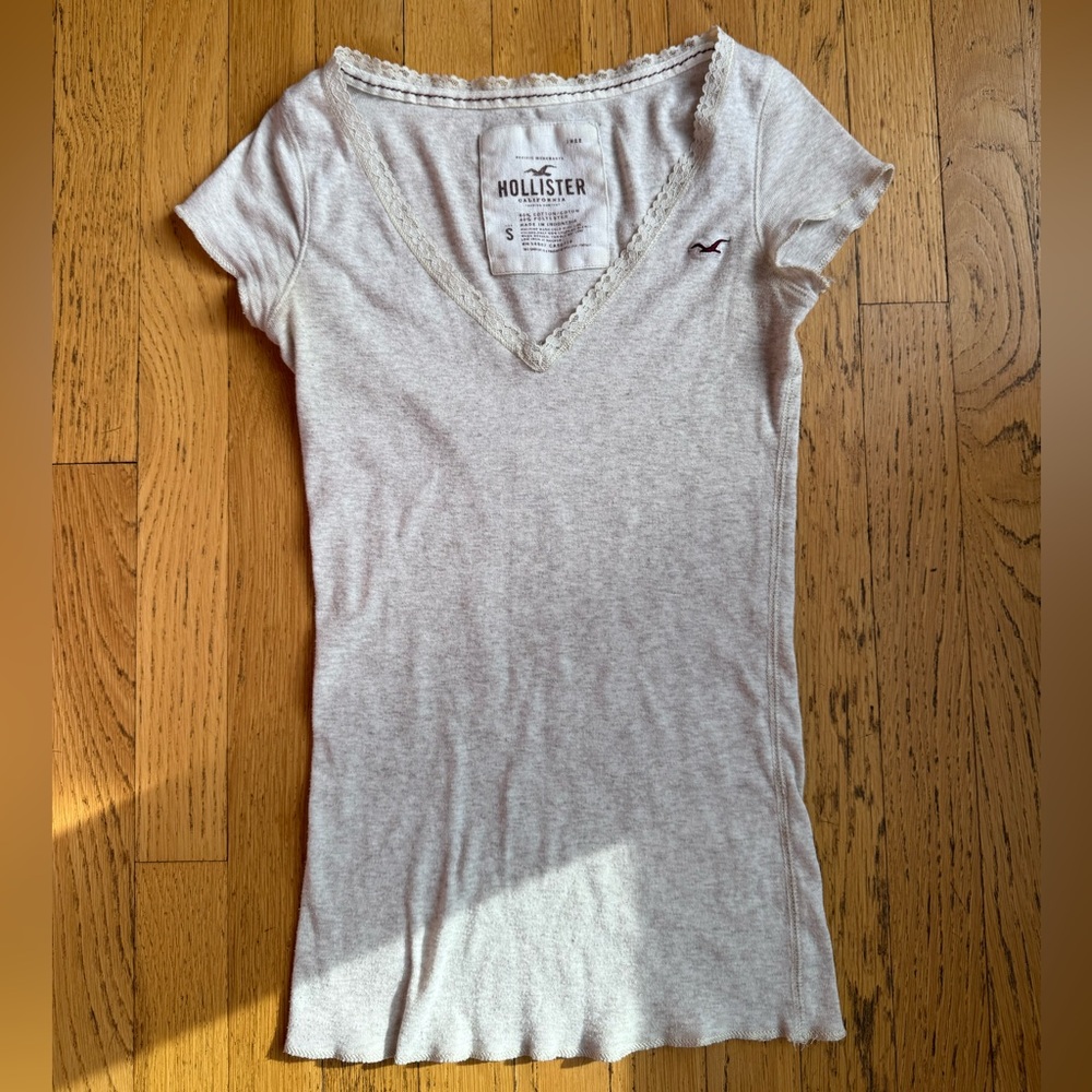 Hollister vintage Y2K lace trim top | heather cream v neck tshirt